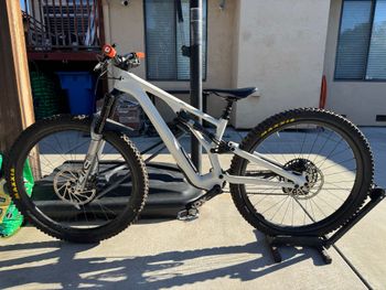 Used Specialized Stumpjumper EVO Pro 2023 2023 Mountainbike, White, 29 — image 3 of 8