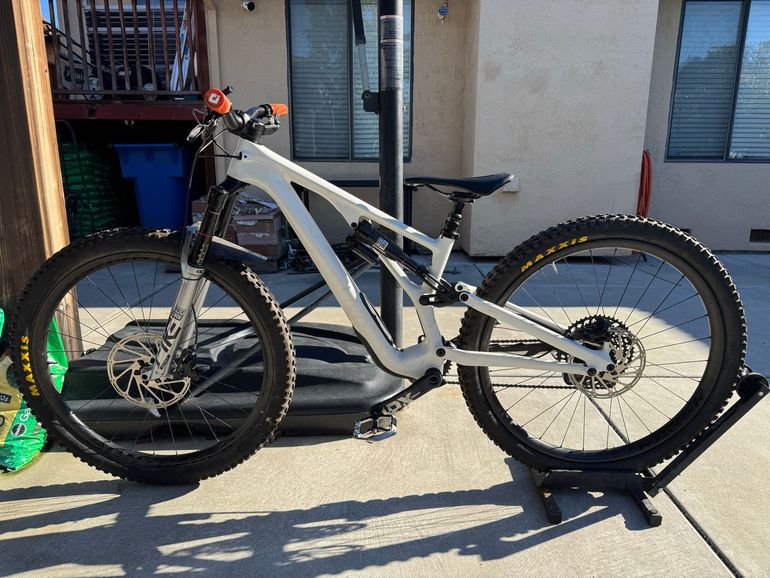 Used Specialized Stumpjumper EVO Pro 2023 2023 Mountainbike, White, 29 — image 3 of 8