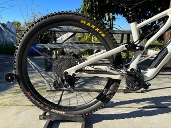Used Specialized Stumpjumper EVO Pro 2023 2023 Mountainbike, White, 29 — image 2 of 8