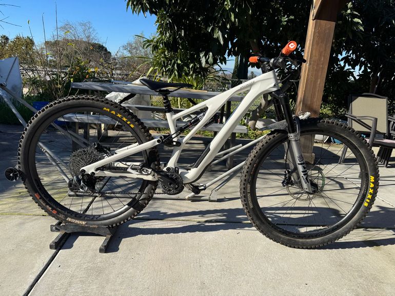 Used Specialized Stumpjumper EVO Pro 2023 2023 Mountainbike, White, 29 — image 1 of 8