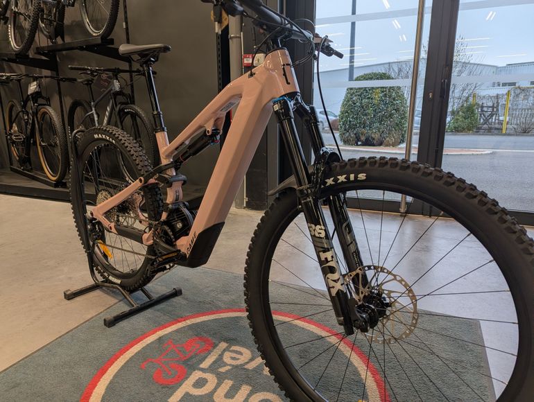 Used Moustache Game 150.7 750Wh 2025 Mountainbike, Viola — image 3 of 5
