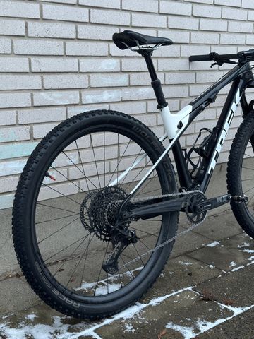 Used Trek Supercaliber 9.7 2021 2021 Mountainbike, Black, 29 — image 2 of 7