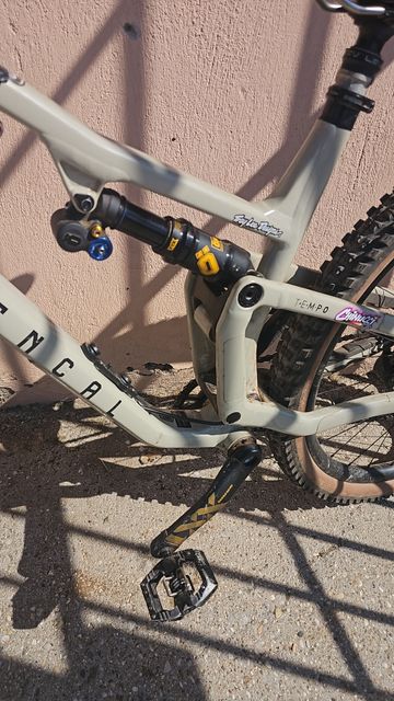 Tweedehands Commencal T.E.M.P.O SRAM GX Eagle AXS 2023 Mountainbike — afbeelding 2 van 5