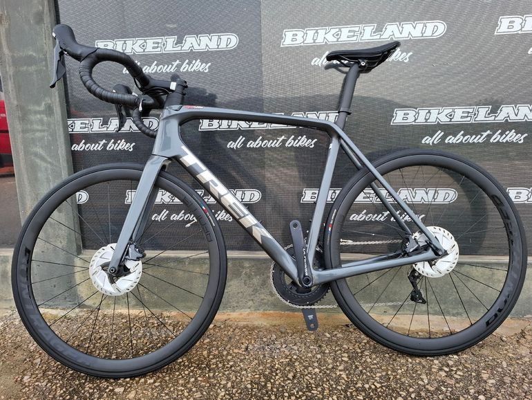 Trek Émonda SL 6 Disc Pro 2022 2022 Road & Gravel de segunda mano, Gris claro — imagen 2 de 5