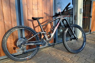 Used Specialized Enduro Expert 2022 2022 Mountainbike, Black, 29 — image 3 of 6