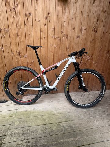 Použité Canyon Lux CF 8 2021 2021 MTB