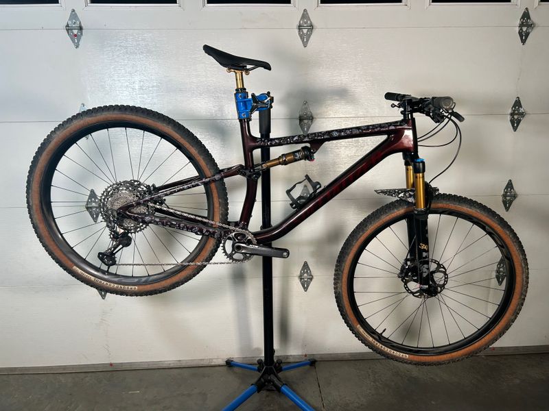 Used Specialized Epic EVO Pro 2022 2022 Mountainbike, Red, 29 — image 2 of 35