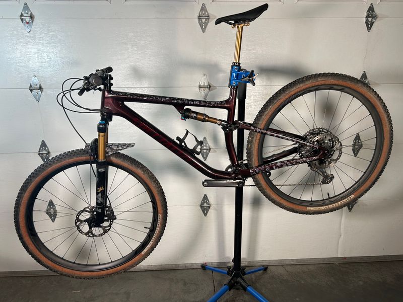 Used Specialized Epic EVO Pro 2022 2022 Mountainbike, Red, 29 — image 35 of 35