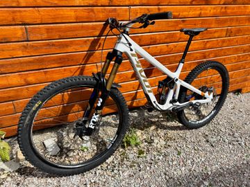 Used Pivot Firebird Pfr 2024 Mountainbike, White — image 10 of 17