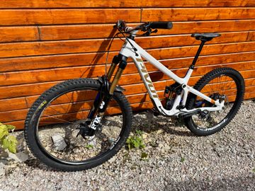 Used Pivot Firebird Pfr 2024 Mountainbike, White — image 16 of 17