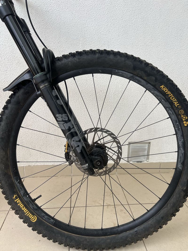 Used Santa Cruz Megatower 2024 Mountainbike, Light Gray, 29 — image 12 of 14