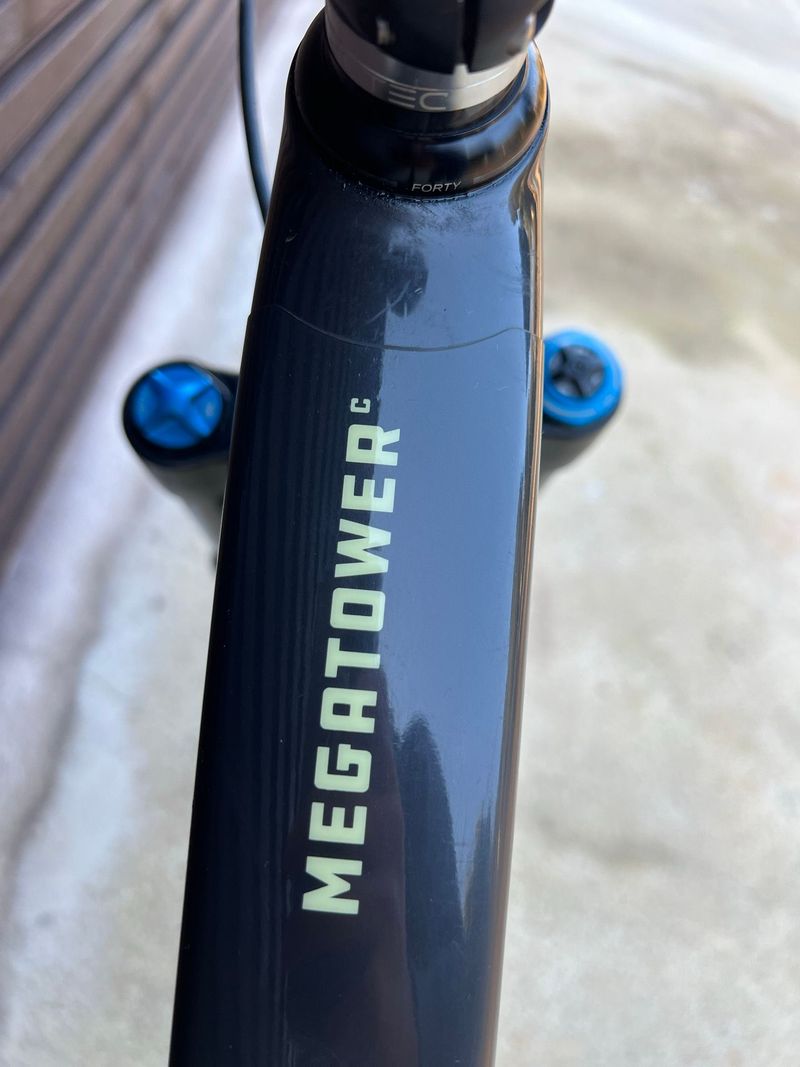 Used Santa Cruz Megatower 2024 Mountainbike, Light Gray, 29 — image 7 of 14