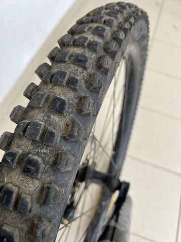 Used Santa Cruz Megatower 2024 Mountainbike, Light Gray, 29 — image 9 of 14