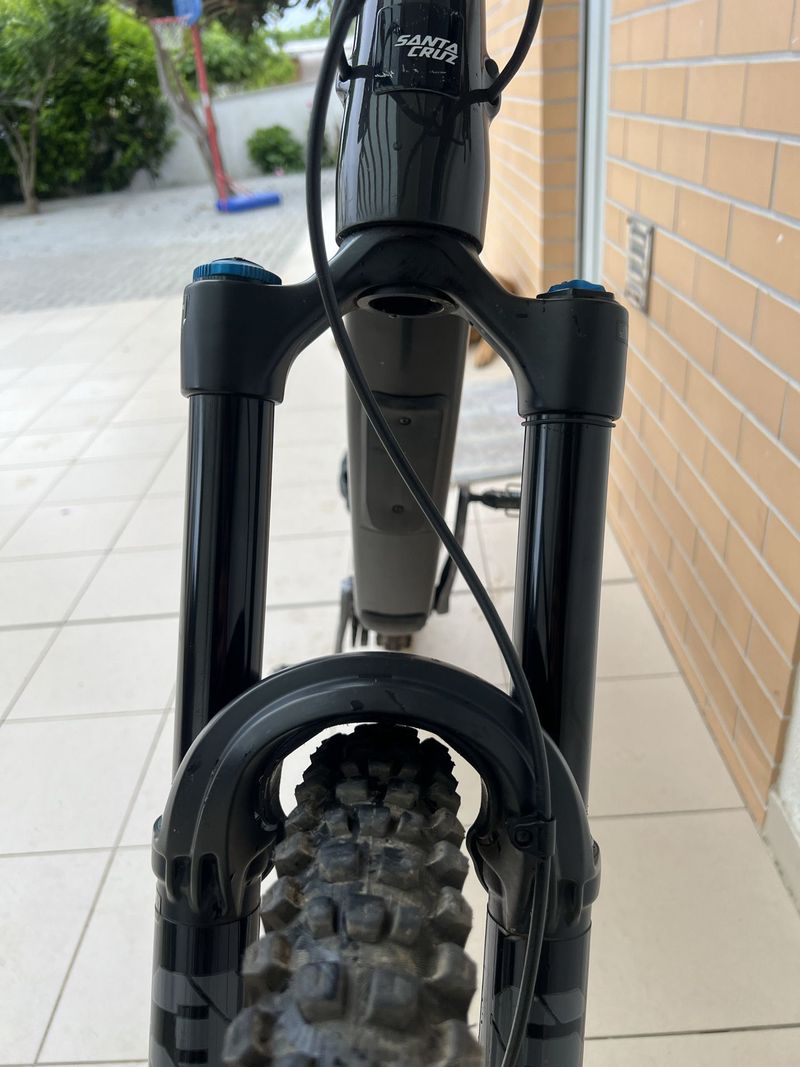 Used Santa Cruz Megatower 2024 Mountainbike, Light Gray, 29 — image 11 of 14