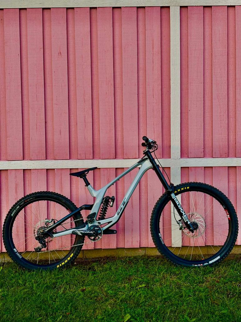Used GT Fury Carbon Pro 2025 2025 Mountainbike, Light Gray, 29, 27.5 — image 1 of 7