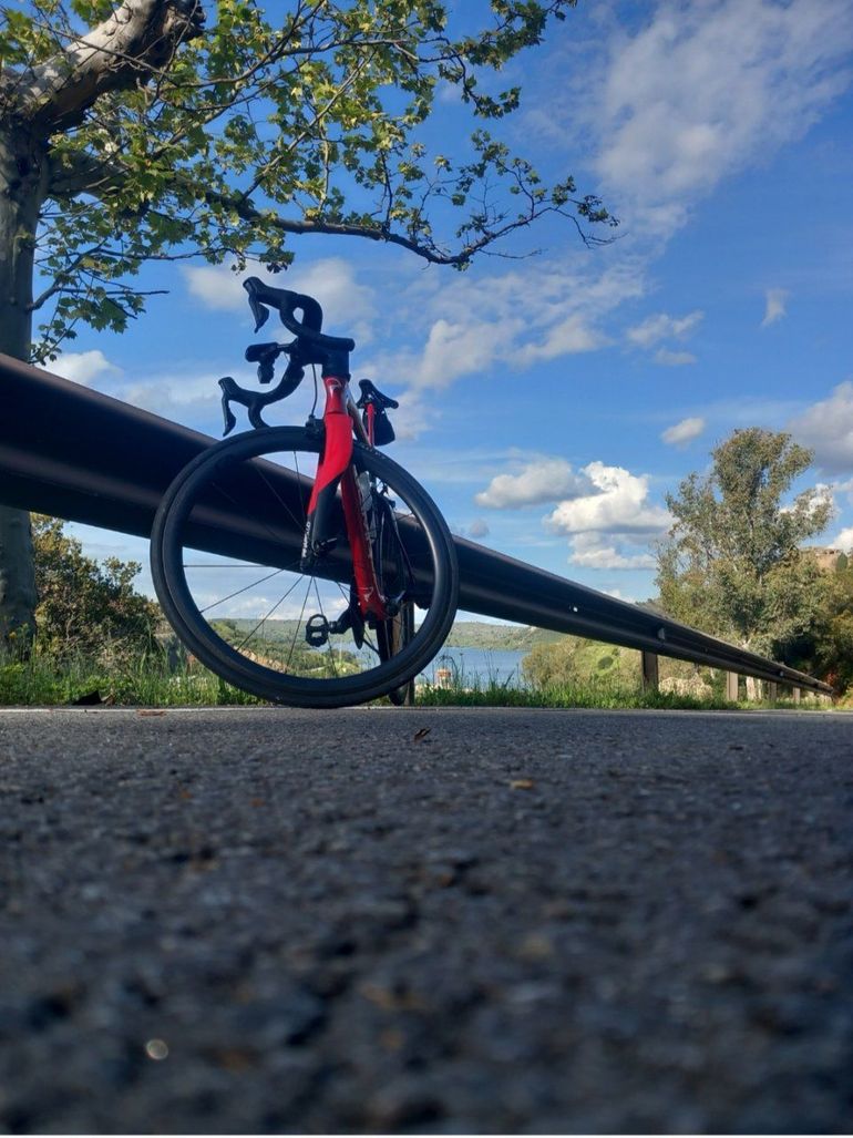 Used Pinarello Dogma Dura Ace Di2 Rim 2024 Road & Gravel, Rojo — image 2 of 7