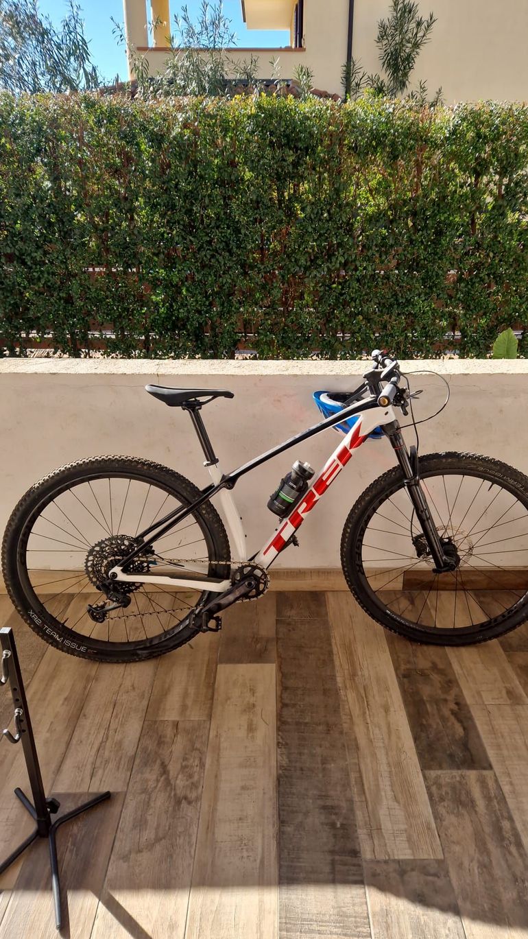 Used Trek Procaliber 9.7 2022 2022 Mountainbike, White, 29 — image 1 of 4