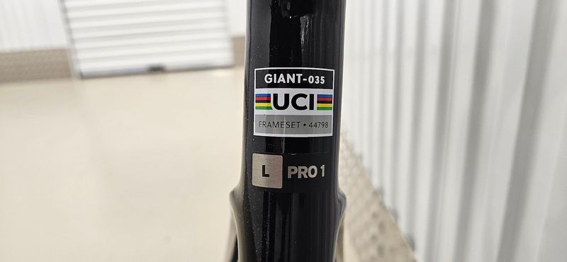 Giant Defy Advanced Pro 1 2024 2024 Road & Gravel usato, Bianco — immagine 7 di 14