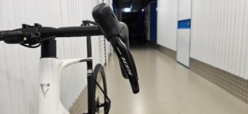 Giant Defy Advanced Pro 1 2024 2024 Road & Gravel usato, Bianco — immagine 12 di 14