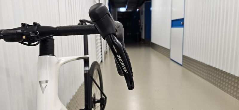 Giant Defy Advanced Pro 1 2024 2024 Road & Gravel usato, Bianco — immagine 12 di 14