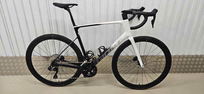 Giant Defy Advanced Pro 1 2024 2024 Road & Gravel usato, Bianco — immagine 1 di 14