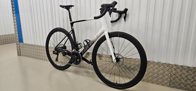 Giant Defy Advanced Pro 1 2024 2024 Road & Gravel usato, Bianco — immagine 2 di 14