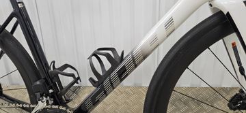 Giant Defy Advanced Pro 1 2024 2024 Road & Gravel usato, Bianco — immagine 10 di 14