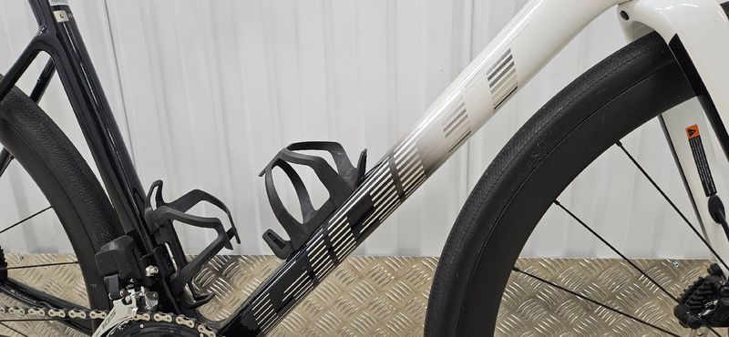 Giant Defy Advanced Pro 1 2024 2024 Road & Gravel usato, Bianco — immagine 10 di 14