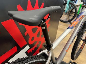 Gebrauchtes Lee Cougan Nitro Mtb 2023 Mountainbike, Weiß — Bild 2 von 6
