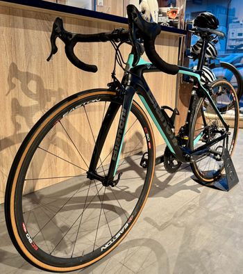 Used Bianchi Oltre XR4 CV Campagnolo Record 12v 2018 Road & Gravel, Black — image 11 of 11