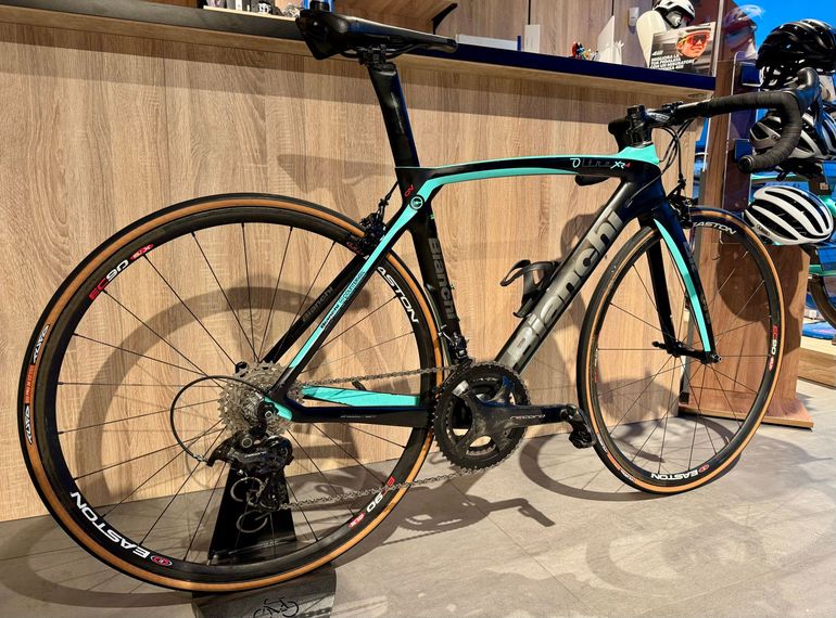 Used Bianchi Oltre XR4 CV Campagnolo Record 12v 2018 Road & Gravel, Black — image 3 of 11