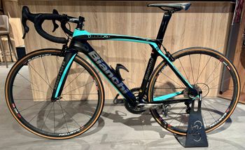 Used Bianchi Oltre XR4 CV Campagnolo Record 12v 2018 Road & Gravel, Black — image 9 of 11