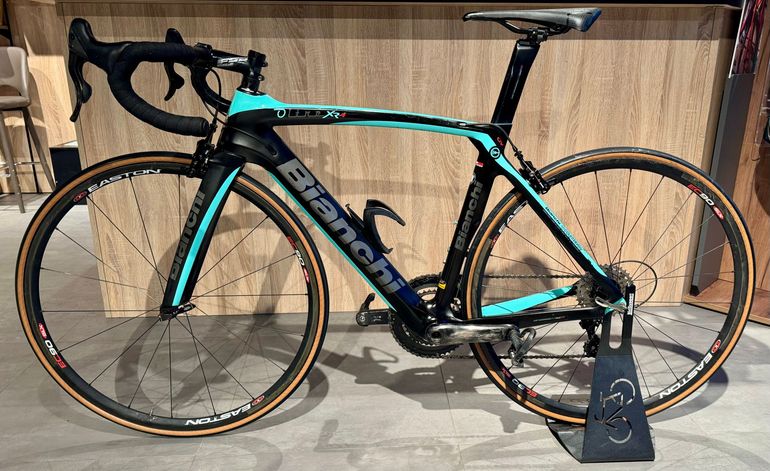 Used Bianchi Oltre XR4 CV Campagnolo Record 12v 2018 Road & Gravel, Black — image 9 of 11