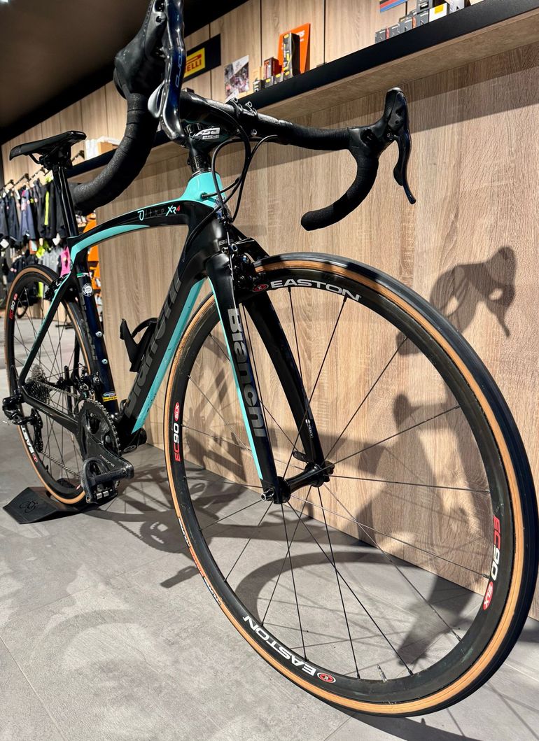 Used Bianchi Oltre XR4 CV Campagnolo Record 12v 2018 Road & Gravel, Black — image 8 of 11