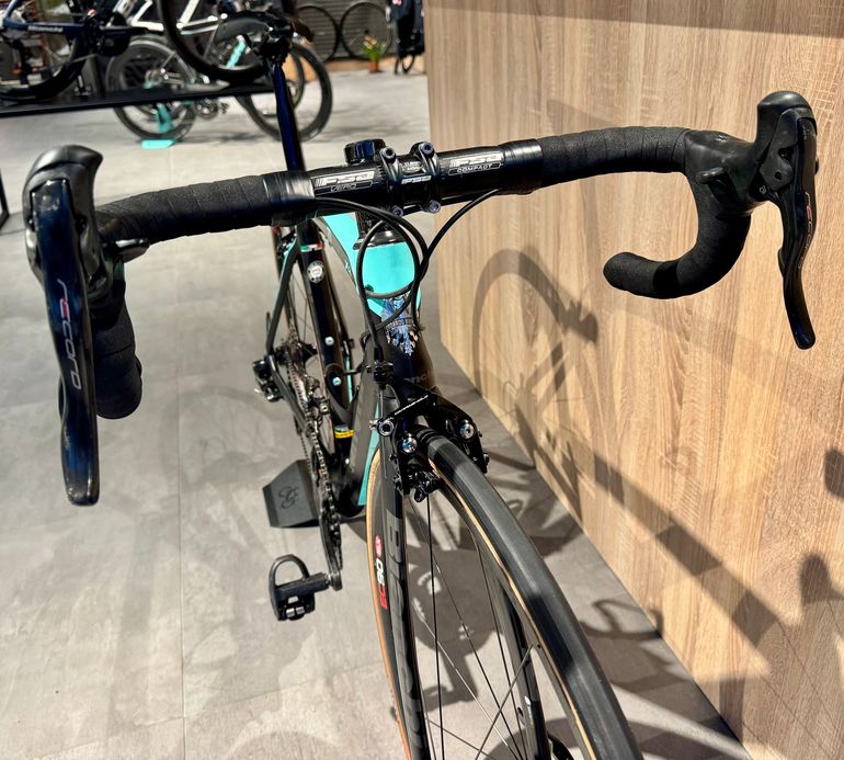 Used Bianchi Oltre XR4 CV Campagnolo Record 12v 2018 Road & Gravel, Black — image 7 of 11