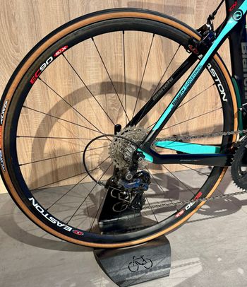 Used Bianchi Oltre XR4 CV Campagnolo Record 12v 2018 Road & Gravel, Black — image 4 of 11