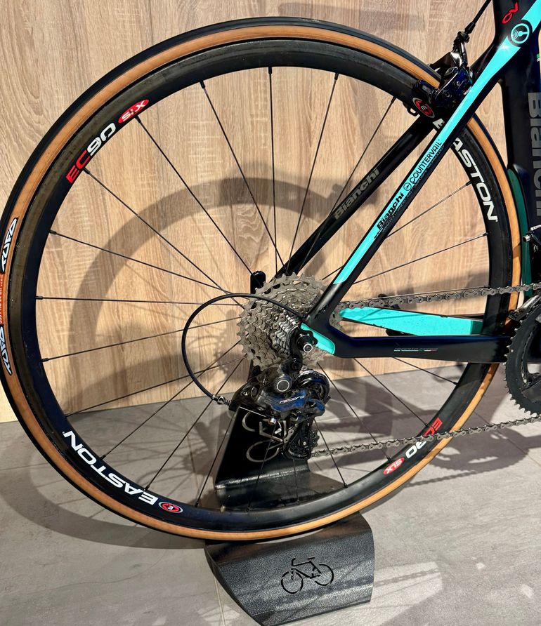 Used Bianchi Oltre XR4 CV Campagnolo Record 12v 2018 Road & Gravel, Black — image 4 of 11