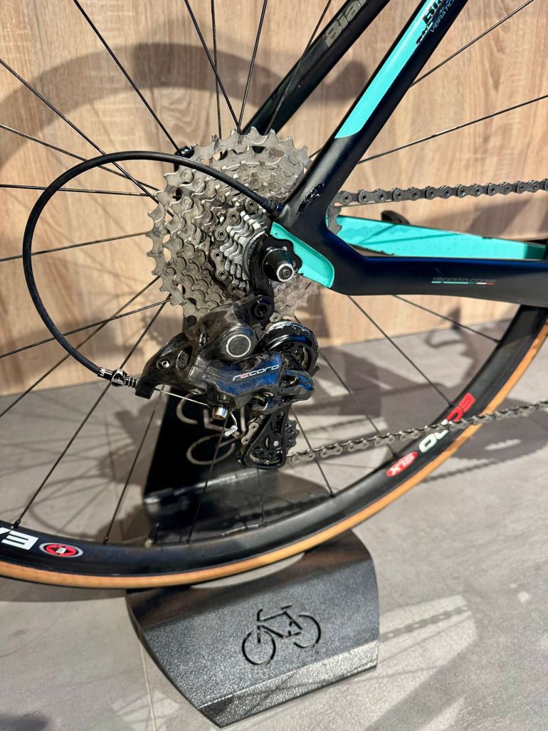Used Bianchi Oltre XR4 CV Campagnolo Record 12v 2018 Road & Gravel, Black — image 5 of 11