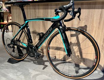 Used Bianchi Oltre XR4 CV Campagnolo Record 12v 2018 Road & Gravel, Black — image 2 of 11