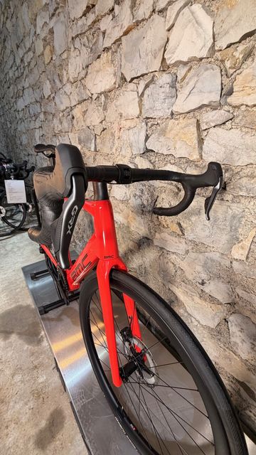 Gebrauchtes BMC ROADMACHINE 01 AMP TWO 2025 Road & Gravel, Rot — Bild 2 von 8