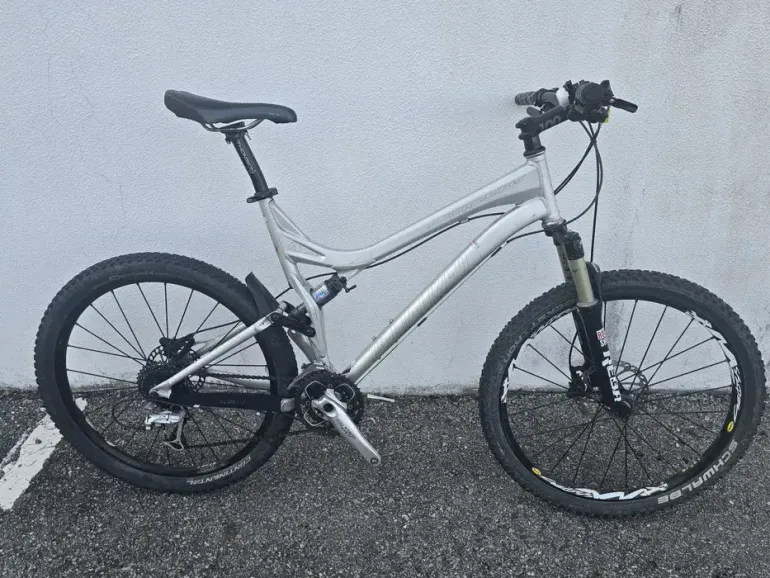 Used Specialized Stumpjumper 2006 Mountainbike, Light Gray — image 1 of 4