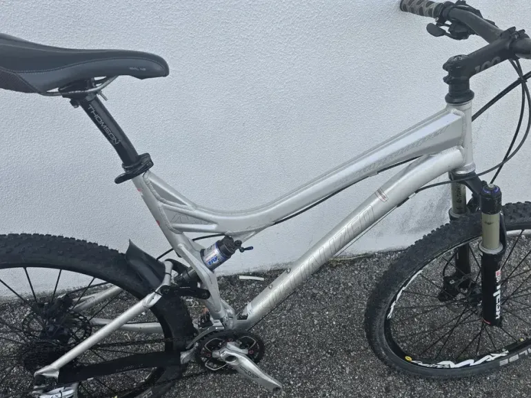 Used Specialized Stumpjumper 2006 Mountainbike, Light Gray — image 2 of 4