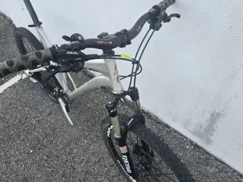 Used Specialized Stumpjumper 2006 Mountainbike, Light Gray — image 3 of 4