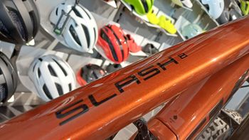 Used Trek Slash 8 Gen 5 2023 2023 Mountainbike, Red, 29 — image 3 of 6
