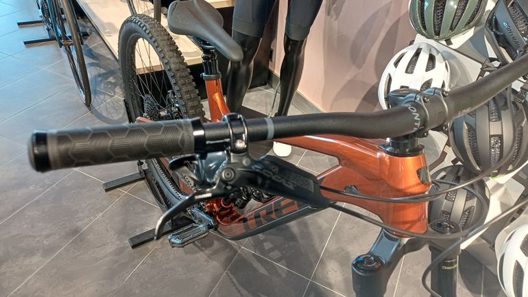 Used Trek Slash 8 Gen 5 2023 2023 Mountainbike, Red, 29 — image 6 of 6