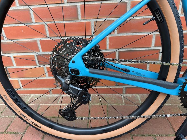 Used Giant Revolt Advanced 3 2026 2026 Road & Gravel, Blue — image 3 of 10