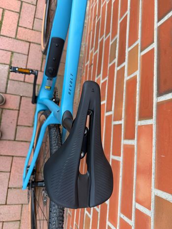 Used Giant Revolt Advanced 3 2026 2026 Road & Gravel, Blue — image 7 of 10