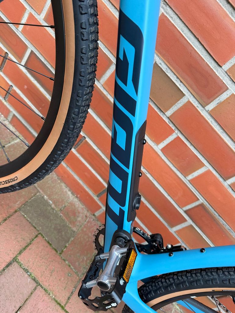 Used Giant Revolt Advanced 3 2026 2026 Road & Gravel, Blue — image 8 of 10