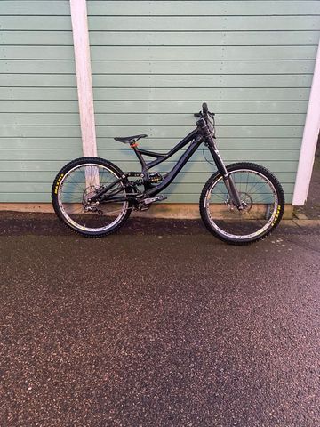 Gebrauchtes Specialized Demo Shimano Deore 2018 Mountainbike, Schwarz — Bild 1 von 10