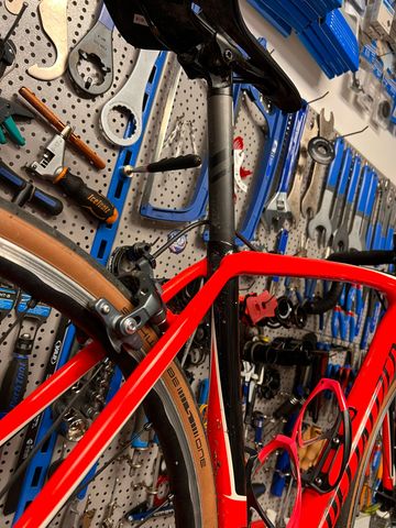 Used Specialized Tarmac Comp 2017 2017 Road & Gravel, Red — image 8 of 18